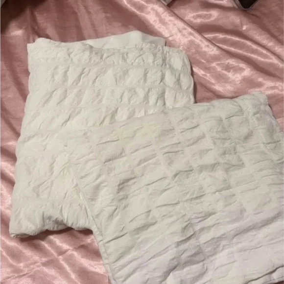 Gray and White Bedding Set - Picture 6 of 6